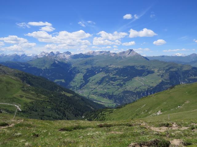 Blick ins Val Schons. Mächtig ragt der Piz Beverin in die Höhe