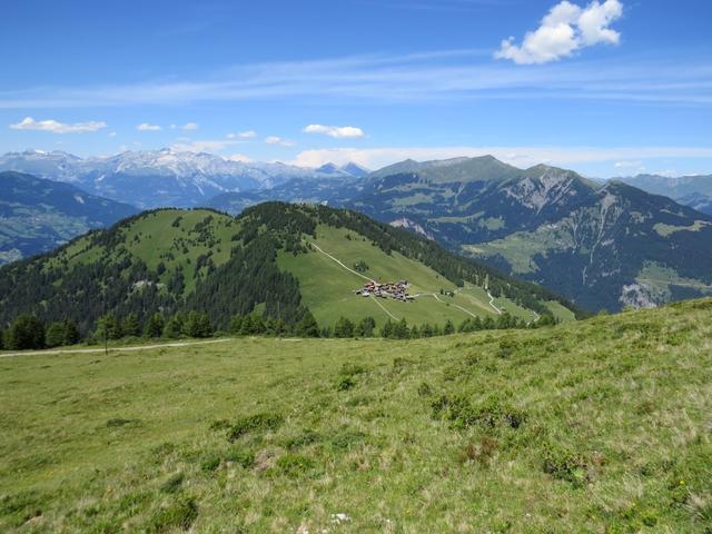 vor uns taucht Obermutten auf