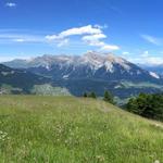 schönes Breitbildfoto aufgenommen kurz vor Obermutten. In der Bildmitte Rothorn und Lenzer Horn