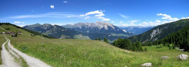 schönes Breitbildfoto aufgenommen kurz vor Obermutten. In der Bildmitte Rothorn und Lenzer Horn