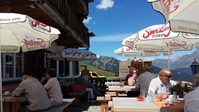 da die Zeit noch reicht, kehren wir ein, und geniessen auf der Terrasse...