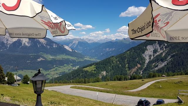 ...mit einer wunderbaren Aussicht auf die Lenzerheide und ins Albulatal...