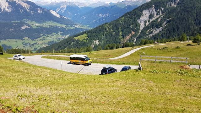 kaum fertig gegessen, erscheint das kleine Postauto, das uns über eine spannende Fahrt nach Thusis zurückfährt