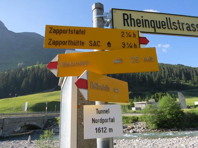 Wegweiser bei der Postautohaltestelle "Tunnel Nordportal" 1612 m.ü.M.