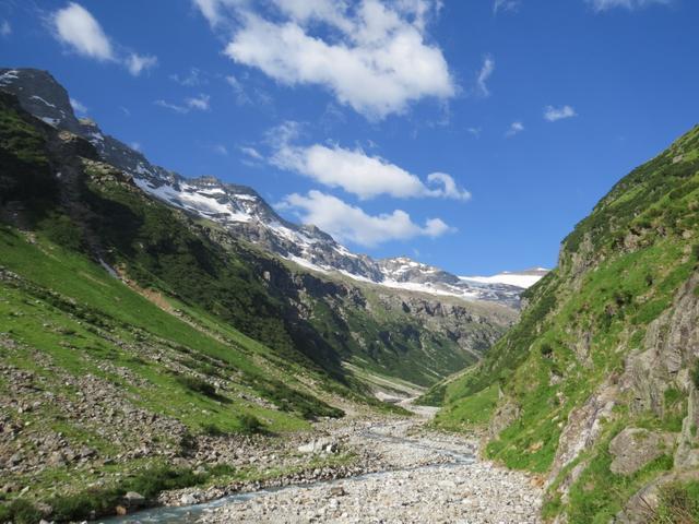 Blick Taleinwärts und auf den Hinterrhein