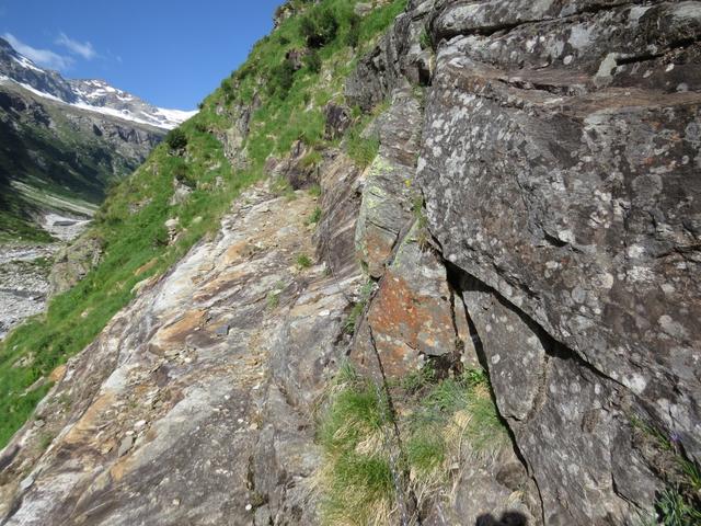 der Weg führt an der orographisch linken Seite der Hinterrhein über Felsplatten Taleinwärts