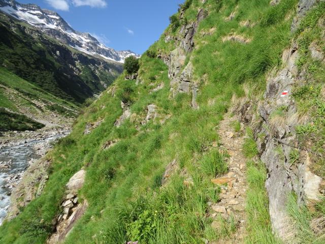 der Wanderweg ist teilweise schmal und bei Nässe oder Schnee heikel