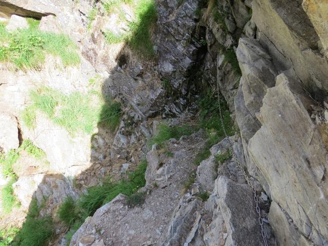 teilweise ist der Bergweg mit Ketten oder Stahlseil gesichert