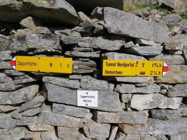 Wegweiser auf Zapportstaffel 1953 m.ü.M.