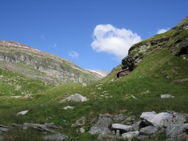 bei Punkt 2079 m.ü.M. erreichen wir eine Wiesenterrasse mit einer kleinen Schutzhütte