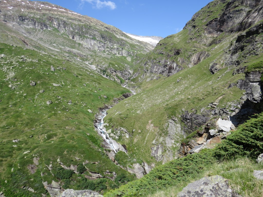 der Hinterrhein zwängt sich durch die schmale Schlucht