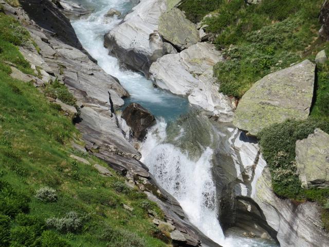 tief unter uns hat sich der Hinterrhein in eine tiefe Schlucht eingegraben