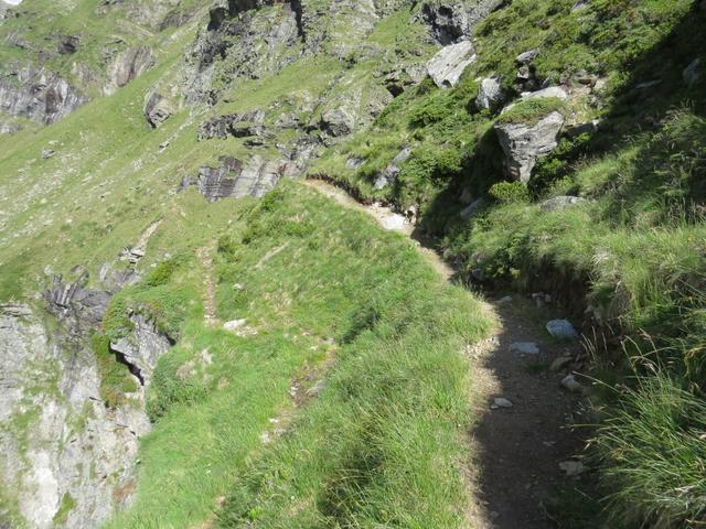 schmal und ausgesetzt ist nun der Wanderweg