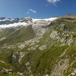 schönes Breitbildfoto. Rechts der Adula, dann Rheinquellhorn mit Paradies- und Zapportgletscher und links die Zapporthütte