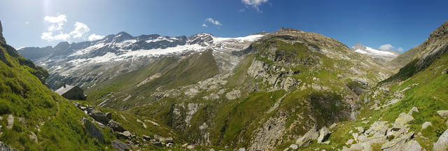 schönes Breitbildfoto. Rechts der Adula, dann Rheinquellhorn mit Paradies- und Zapportgletscher und links die Zapporthütte