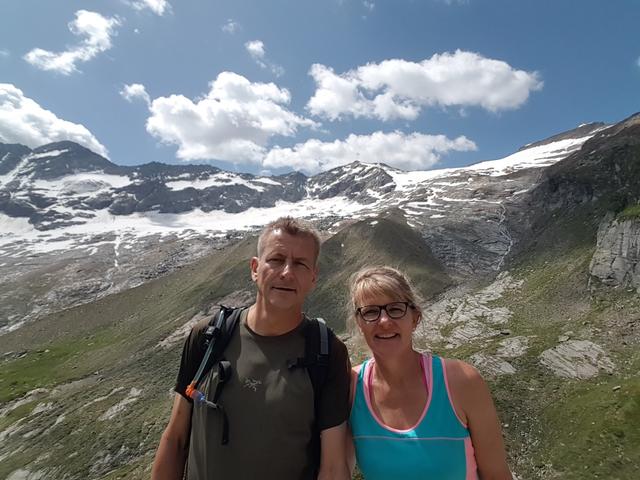 draussen vor der Hütte nehmen wir ein Erinnerungsfoto auf, und geniessen Kaffee und Kuchen