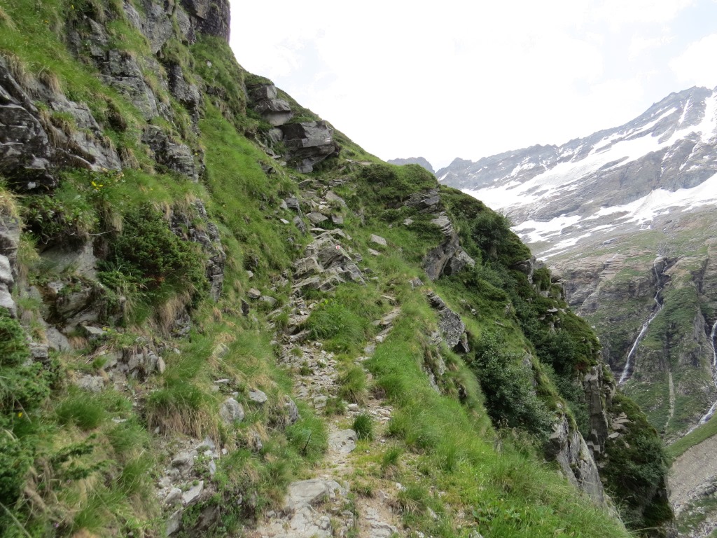 leicht aufsteigend und ausgesetzt, verlassen wir die "Höll" Schlucht