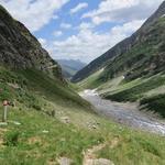 Blick auf den weiteren Wegverlauf und ins Hinterrheintal