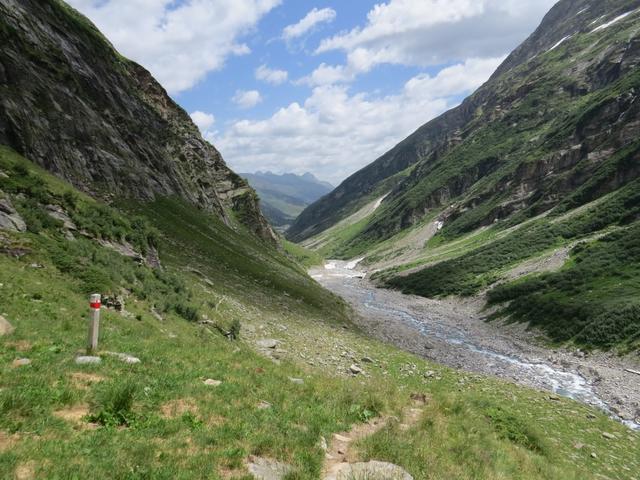 Blick auf den weiteren Wegverlauf und ins Hinterrheintal