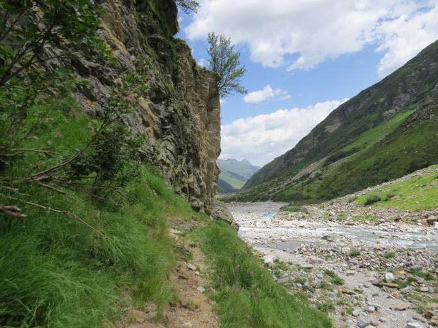 der Wanderweg führt zeitweise auf gleichbleibender Höhe weiter