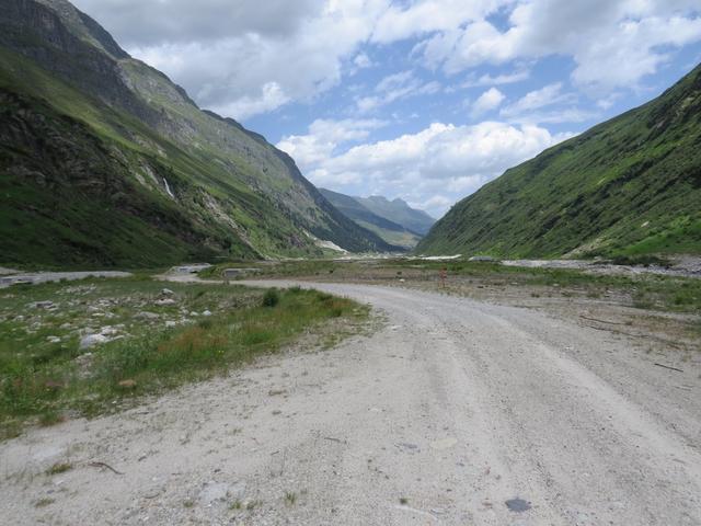 am Ende der Schlucht erreichen wir wieder den Panzerschiessplatz