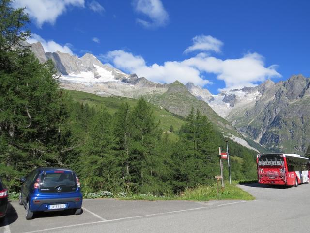 mit Blick auf Mont Dolent, Aiguille de l'A Neuve und Glacier du Dolent und l'A Neuve, parkieren wir unser Auto