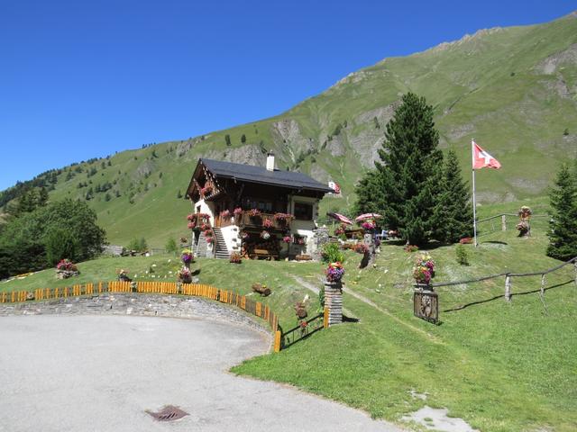 mit dem Auto zuhinterst ins Val Ferret bis nach Ferret 1700 m.ü.M.