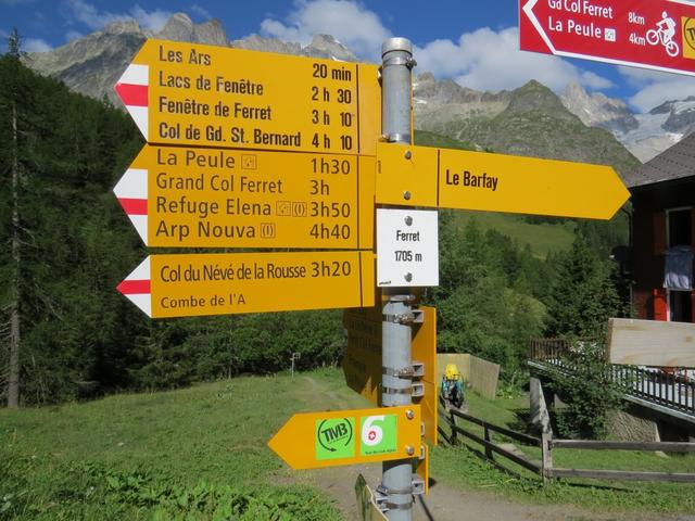 Wegweiser beim grossen Parkplatz bei Ferret 1705 m.ü.M.