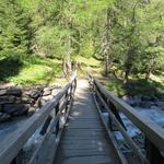 über eine Holzbrücke Punkt 1687 m.ü.M., überqueren wir die Dranse de Ferret...