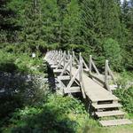 ...und überqueren kurz danach wieder über eine Holzbrücke den Bergbach Le Merdenson