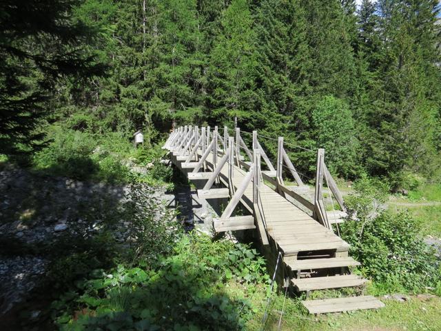 ...und überqueren kurz danach wieder über eine Holzbrücke den Bergbach Le Merdenson