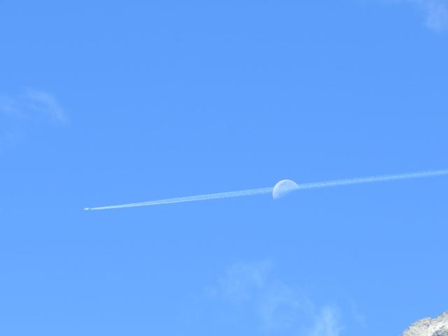 ein Flugzeug fliegt durch den Mond hindurch