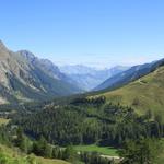 ...mit schöner Aussicht über das ganze Val Ferret...