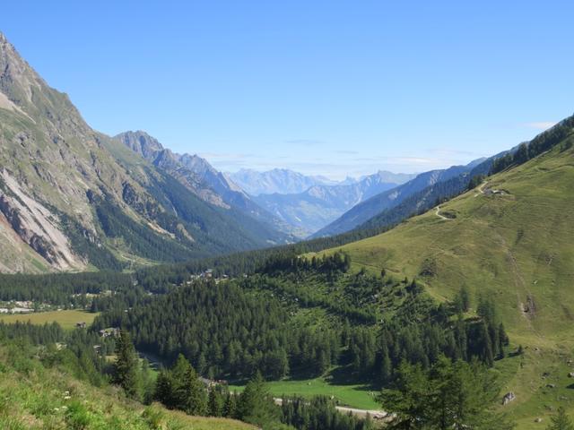 ...mit schöner Aussicht über das ganze Val Ferret...