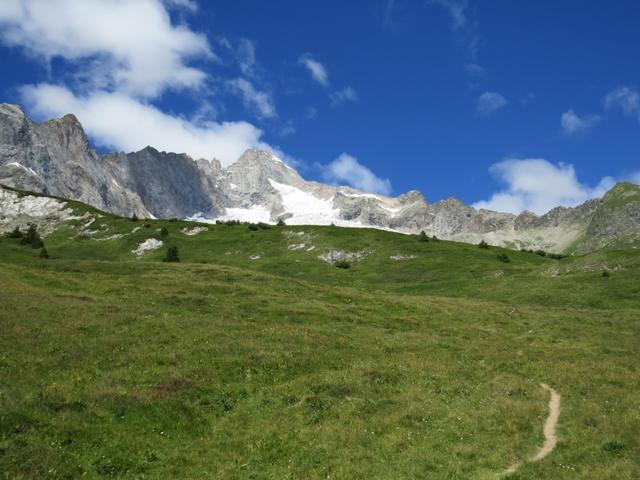 steil ragt der Mont Dolent gegen den Himmel