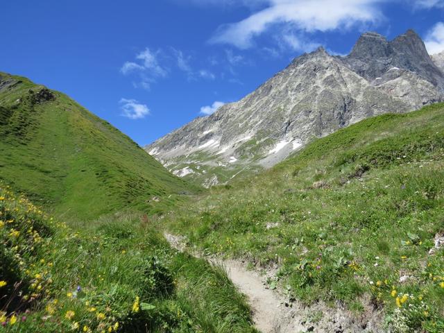 bei Punkt 2144 m.ü.M. geht es danach rechts in das kleine Tälchen von Taves du Dolent