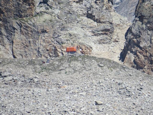 hoch oben über unsere Köpfe, unterhalb des Glacier du Dolent, ist das Biwak du Dolent ersichtlich
