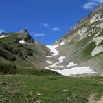 der zum Teil noch schneebedeckte Petit Col Ferret, taucht am Horizont auf