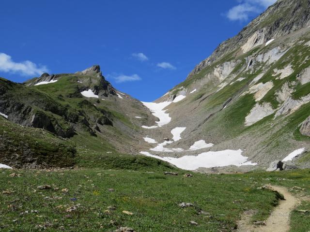 der zum Teil noch schneebedeckte Petit Col Ferret, taucht am Horizont auf