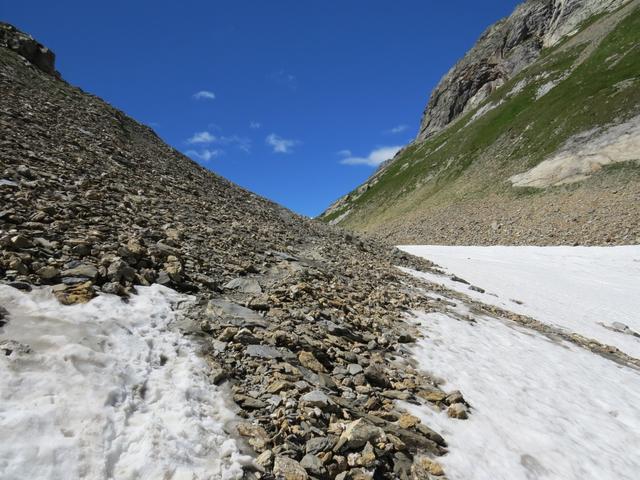 teils über Altschneefelder, teils über Geröll...