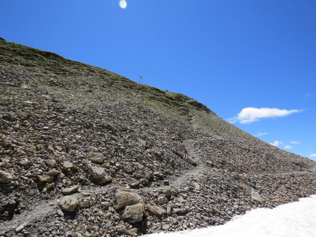 ein paar Meter oberhalb des Petit Col Ferret ist ein Grenzstein und ein Wegweiser ersichtlich