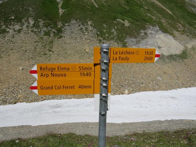 Wegweiser beim Petit Col Ferret 2490 m.ü.M.