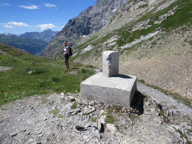 vorbei am Grenzstein, durchqueren wir die Grenze...