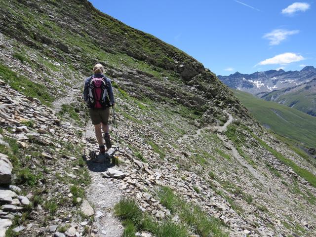 der weiterhin gut ersichtliche Wanderweg, führt uns nun leicht aufsteigend unterhalb des Le Chantonnet...