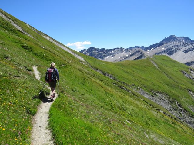 vor uns taucht der Grand Col Ferret auf