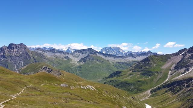 am Horizont sind Grand Combin mit Wolkenhaube und der Mont Vélan ersichtlich