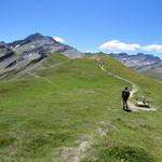 beim Grenzstein Punkt 2543 m.ü.M. verlassen wir die italienische Seite und wandern nun auf breitem Wanderweg,...