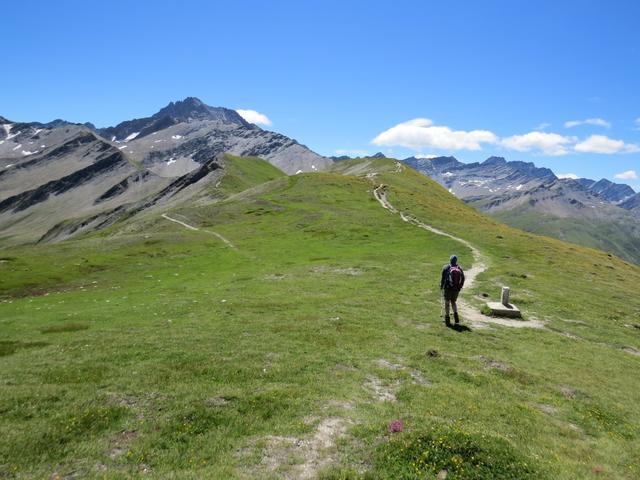 beim Grenzstein Punkt 2543 m.ü.M. verlassen wir die italienische Seite und wandern nun auf breitem Wanderweg,...