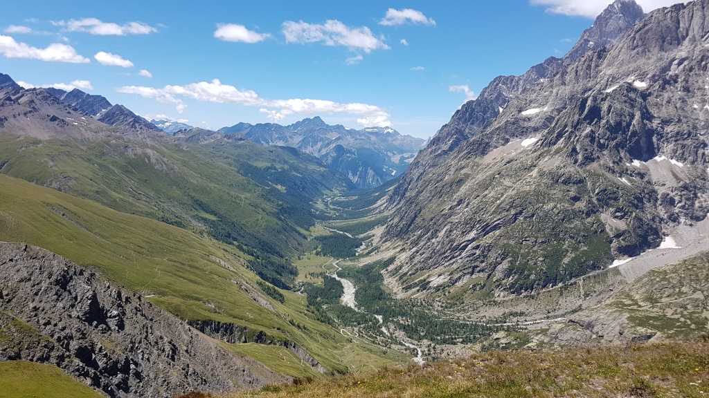 Blick ins italienische Val Ferret. Courmayeur sieht man von hier aus nicht