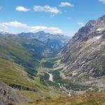 Blick ins italienische Val Ferret. Courmayeur sieht man von hier aus nicht
